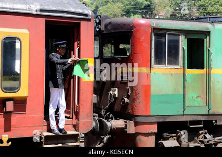 Gare de jonction Peradeniya Kandy Sri Lanka Province centrale Garde côtière du train signalant avec drapeau vert Banque D'Images