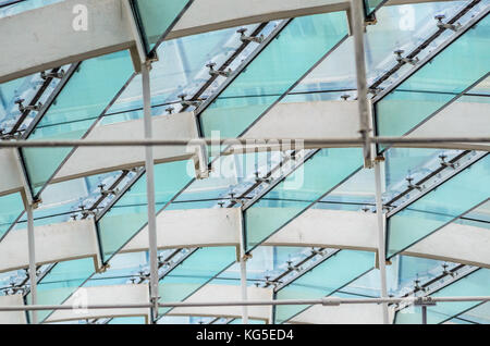 La fixation du toit en verre de la vitre de toit en verre structurel. Poutres apparentes dans l'intérieur d'un bâtiment moderne Banque D'Images