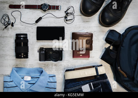 Accessoires, vêtements et divers autres choses à recueillir dans le voyage. top view articles de voyage sur le sol pour voyage montagne Banque D'Images