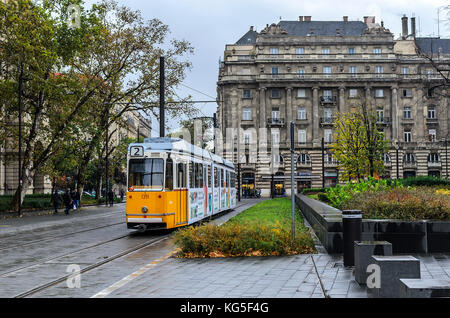 Le tramway dans les rues de Budapest, Hongrie. Banque D'Images