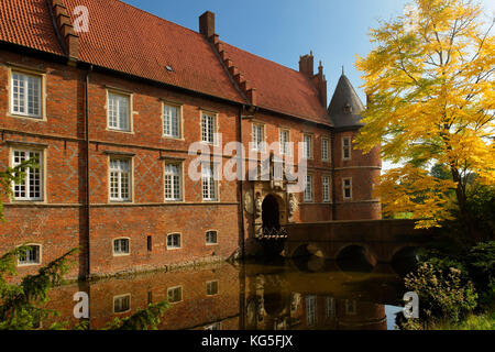 Château Herten (château) en automne, Herten, Rhénanie du Nord-Westphalie, Allemagne Banque D'Images