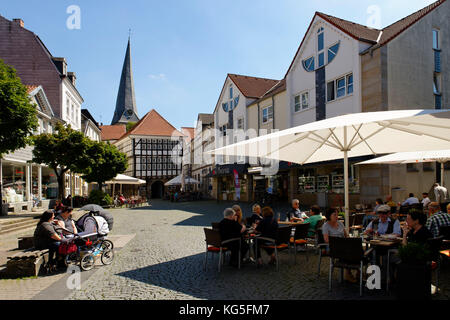 Café sur la Rathausplatz (place) dans la vieille ville de Hattingen, Rhénanie-du-Nord-Westphalie, Allemagne Banque D'Images