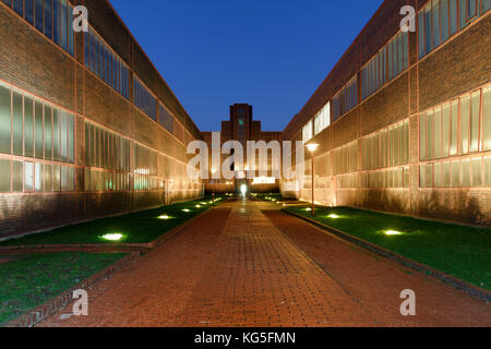 Musée du design red dot dans la lumière du soir, complexe industriel de la mine de charbon de Zollverein, unesco world heritage, Essen, Rhénanie du Nord-Westphalie, Allemagne Banque D'Images