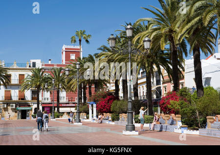 Ayamonte, ville frontière avec le portugal, voyage, environ 21 000 habitants, est à la frontière de la rivière Guadiana (RIO), Plaza de la ribera avec des bancs carrelée Banque D'Images