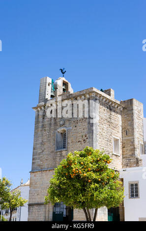 Faro, cathédrale Sé, 13. La tour de cloches, Largo da Sé, chantier naval, Cidade Velha, vieille ville, équipe de nombreux orangers amers, Banque D'Images