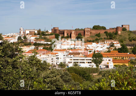 Silves, ville sur la rivière Rio Arade, sur le dessus des murs rougeâtres de l'ancien château mauresque, sur la gauche, à côté du château la cathédrale de Silves à trois ariseaux / Sé Catedral de Silves Banque D'Images