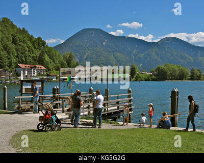 Allemagne, Bavière, Tegernsee, croisière sur le lac, quai 'Bräustüberl', l'attente des passagers, la montagne Wallberg (1722) (m) dans l'arrière-plan Banque D'Images