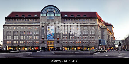 Berlin, Charlottenburg, KaDeWe (Kaufhaus des Westens) magasin départemental à Tauentzienstrasse à Kudamm (rue) en représentation linéaire, photographie multiperspective de Streetline, Banque D'Images