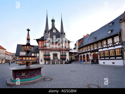 Wernigerode, Saxe-Anhalt. La place Marktplatz à Wernigerode avec hôtel de ville et maisons à colombages. Conservation des monuments et des bâtiments historiques Banque D'Images