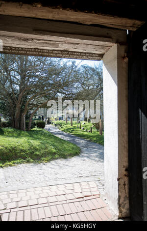 Voir hors de l'église au cimetière sur l'île de Hiddensee, Allemagne Banque D'Images