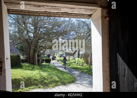 Voir hors de l'église au cimetière sur l'île de Hiddensee, Allemagne Banque D'Images