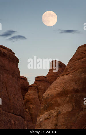 Pleine lune sur fournaise ardente un labyrinthe comme passage, Arches national park, Utah, USA Banque D'Images