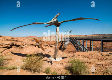 Statue d'art moderne devant un pont enjambant le Glen Canyon sur le fleuve Colorado dans le nord de l'Arizona, page, États-Unis Banque D'Images