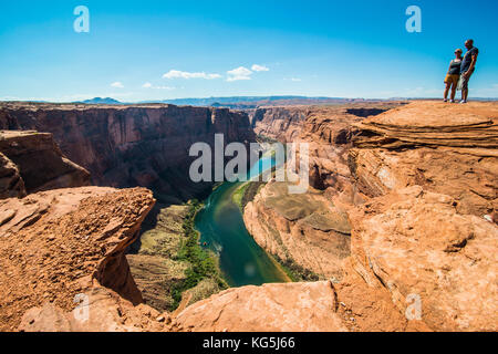 Les touristes debout sur le Horseshoe Bend sur la rivière Colorado au South Rim, Arizona, USA Banque D'Images