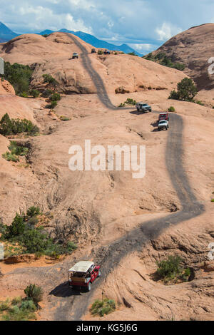 Le Hummer de la conduite sur piste slickrock, Moab, Utah, USA Banque D'Images