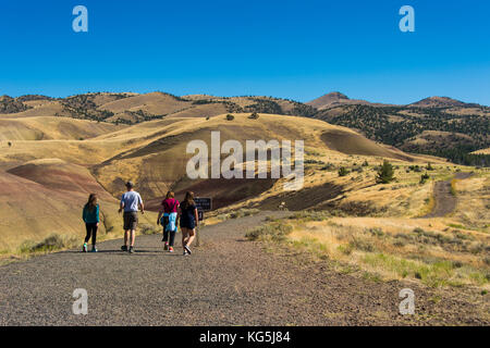 Randonneurs marchant dans l'unité Painted Hills dans le John Day Fossil Beds National Monument, Oregon, USA Banque D'Images