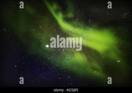 Aurora Borealis ou Northern Lights avec Voie Lactée, Laponie, Suède. Banque D'Images