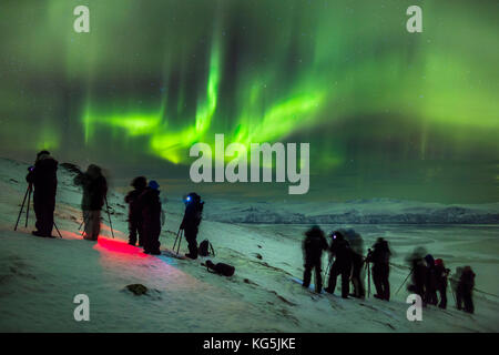 Les personnes bénéficiant de la photographie et de l'aurore boréale ou northern lights à l'abisko abisko, ciel, Laponie, Suède. Les températures froides aussi bas que -47 Celsius. Banque D'Images