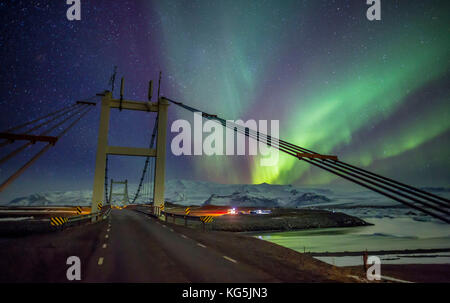 Aurora Borealis. Pont (Jokulsabru Blautbalakvisl) sur rivière, Breidamerkursandur Jokulsarlon par, l'Islande Banque D'Images