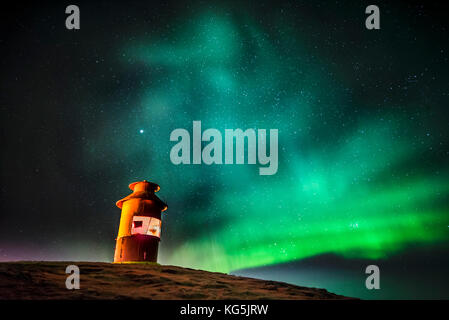 Phare avec Aurore boréale ou northern lights, de l'islande Banque D'Images