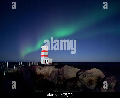 Northern Lights plus gardskagaviti phare, reykjanes peninsula, iceland Banque D'Images