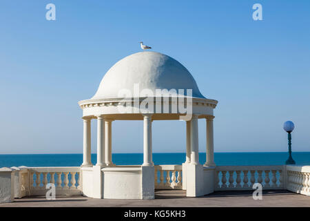 L'Angleterre, l'East Sussex, Hastings, de la warr pavilion, le roi George v colonnade Banque D'Images