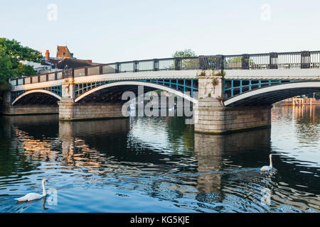 L'Angleterre, Berkshire, Windsor, Windsor town bridge Banque D'Images