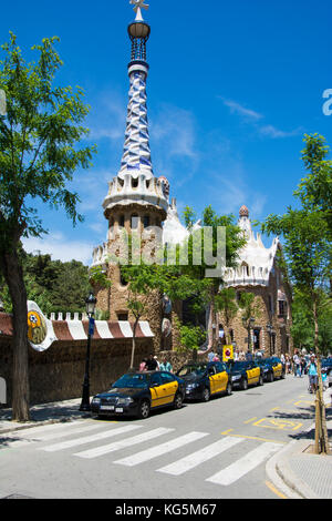Barcelone, Espagne - 1er juin 2013 : le célèbre parc Guell et les taxis à Barcelone, Espagne. Le parc impressionnant et célèbre a été conçu par Antoni Gaudi. Banque D'Images