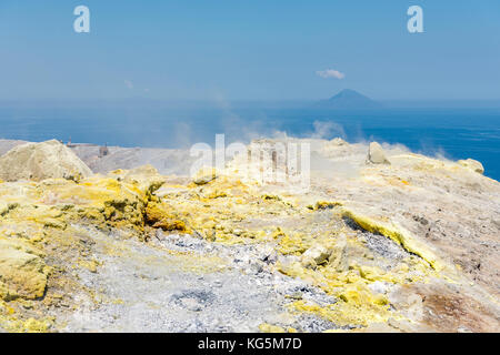 Volcan, quartier de Messine, Sicile, Italie, Europe. Fumaroles de soufre sur le bord du cratère de Vulcano. Banque D'Images