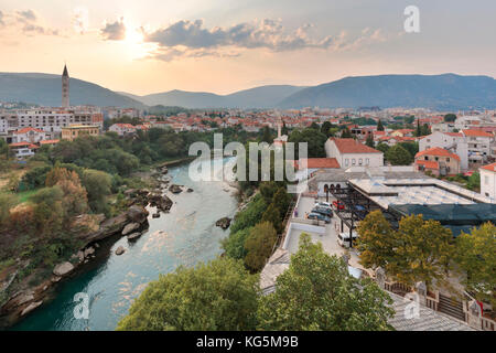 Vue surélevée de Mostar avec le clocher du monastère et de l'église Saint-Pierre-et-Paul franciscain, Bosnie-Herzégovine Banque D'Images