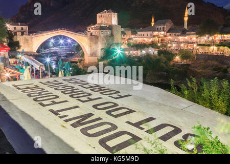 Vieux pont (Stari Most) et une phrase n'oubliez pas mais pardonnez, en référence à la guerre dans les Balkans, Mostar, Bosnie-Herzégovine Banque D'Images