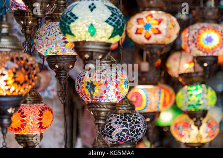 Arabe coloré des lanternes suspendues à vendre dans une boutique dans la vieille ville de Mostar, Bosnie-Herzégovine Banque D'Images