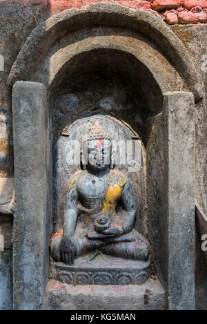 Katmandu, Népal, zone bagmati petite statue représentant une déesse népalaise Banque D'Images