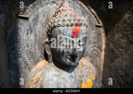 Katmandu, Népal, zone bagmati petite statue représentant une déesse népalaise Banque D'Images