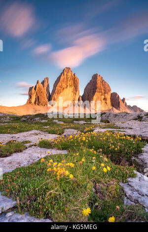 Sesto / Sexten, province de Bolzano, Dolomites, Tyrol du Sud, Italie. Coucher de soleil sur les trois sommets de Lavaredo Banque D'Images