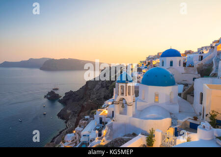 Oia, Santorini, Grèce le village d'Oia au coucher du soleil Banque D'Images