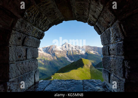 Vue de la fenêtre sur le fuscher toerl bratschenkopf tour à vorder et grosses, viesbachhorn La haute route alpine du grossglockner, le parc national du Hohe Tauern, Carinthie, Autriche Banque D'Images