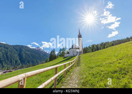 L'Europe, Italie, Vénétie, Falcade. L'église de Beata Vergine della Salute (Vierge de la santé) sur la colline au-dessus du village de Cencenighe Agordino, Dolomites Banque D'Images