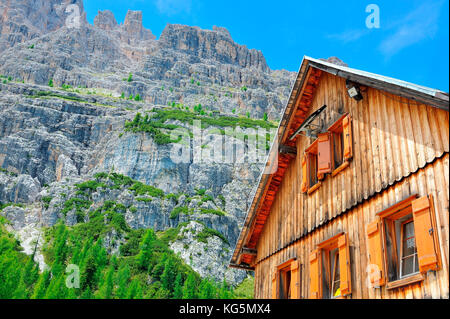 Lago de fédération, Croda da Lago, Palmieri Hut, vallée de Cortina d'Ampezzo, Dolomites, Alpes, province de Belluno, Vénétie, Italie Banque D'Images