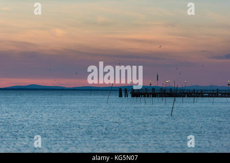 L'Italie, l'Ombrie, Pérouse, le lac Trasimène, pier at sunset Banque D'Images