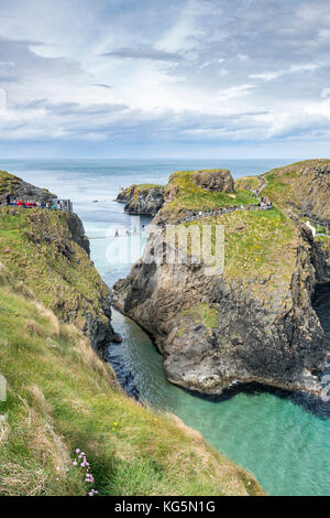 Royaume-uni, Irlande du Nord, d'Antrim, Ballycastle, ballintoy, vue du carrick a rede Rope Bridge. Banque D'Images