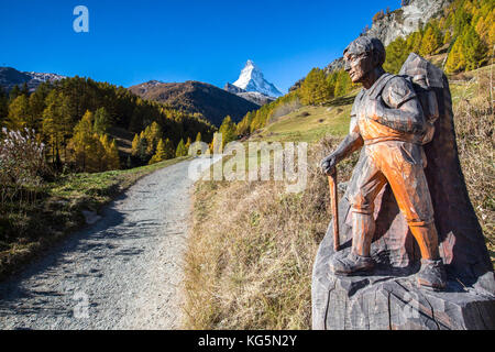 Statue en bois représentant un randonneur sur le chemin vers le mont Cervin Zermatt canton du Valais suisse europe Banque D'Images