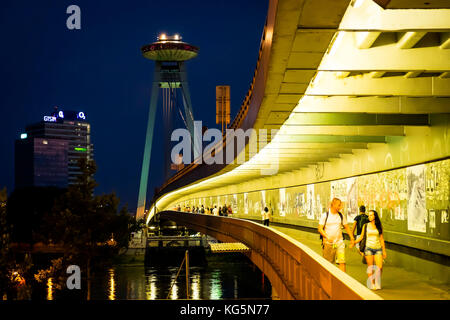 Bratislava, Slovaquie, centre de l'Europe. Passerelle sur le Novy Most pont sur le Danube. Banque D'Images