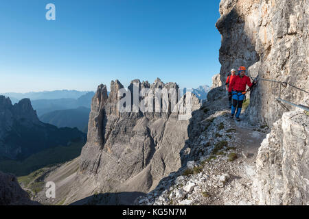 Sesto / Sexten, province de Bolzano, Dolomites, Tyrol du Sud, Italie. Grimpeurs sur la via ferrata 'de Luca-Innerkofler' jusqu'au Mont Paterno Banque D'Images