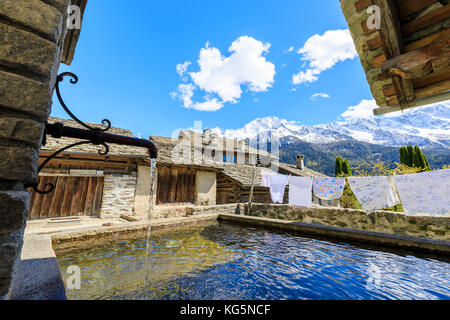 Fontaine typique du village alpin de Soglio Maloja canton de Graubunden Engadin Vallée de Bregaglia Suisse Europe Banque D'Images