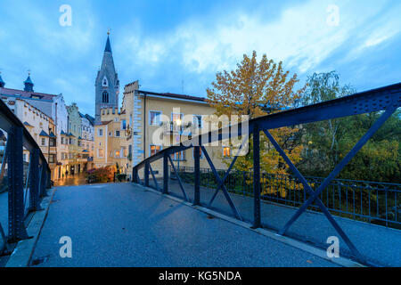 Le pont de la rivière Eisack menant au centre historique de Brixen (Bressanone), province de Bolzano, Tyrol du Sud, Italie, Europe Banque D'Images