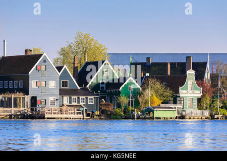 Maisons en bois typique du village de pêcheurs de Zaanse Schans encadrée par la rivière Zaan Pays-Bas Hollande du Nord Europe Banque D'Images