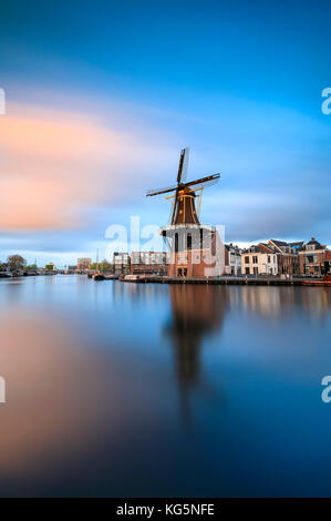 Les nuages roses au coucher du soleil sur le moulin de adriaan reflète dans river spaarne Haarlem aux Pays-Bas Hollande du Nord Europe Banque D'Images