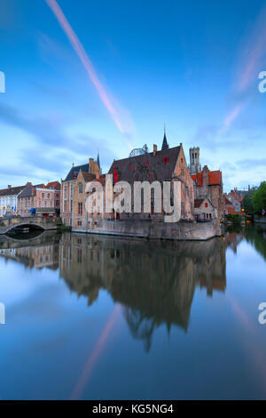 Le beffroi médiéval et des bâtiments historiques se reflètent dans le canal de Bruges à l'aube, Rozenhoedkaai Flandre occidentale Belgique Europe Banque D'Images