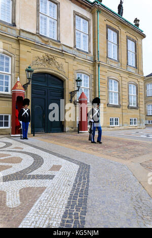 Cérémonie du changement de la garde au palais d'Amalienborg, Copenhague, Danemark Banque D'Images